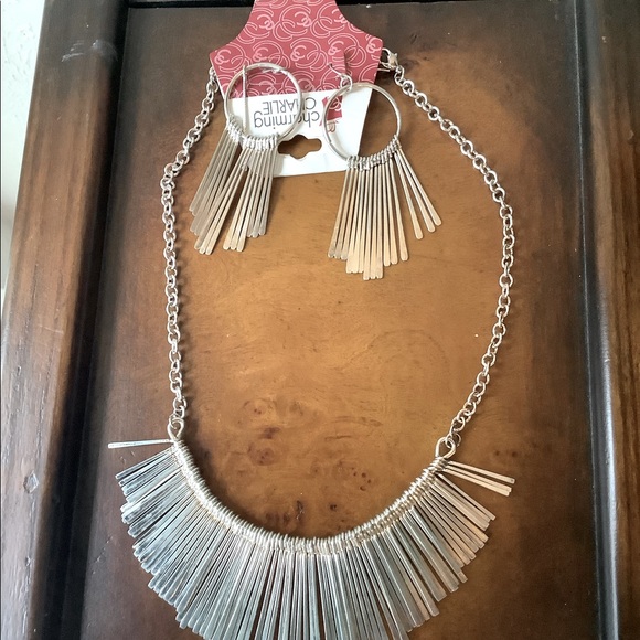 elegant handmade luxury necklace and earrings, the material is aluminum - Picture 1 of 3